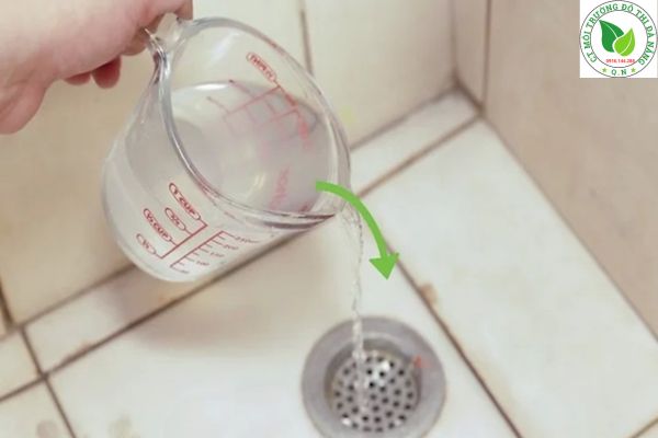 Cách khử mùi hôi đường ống thoát nước bằng nước nóng