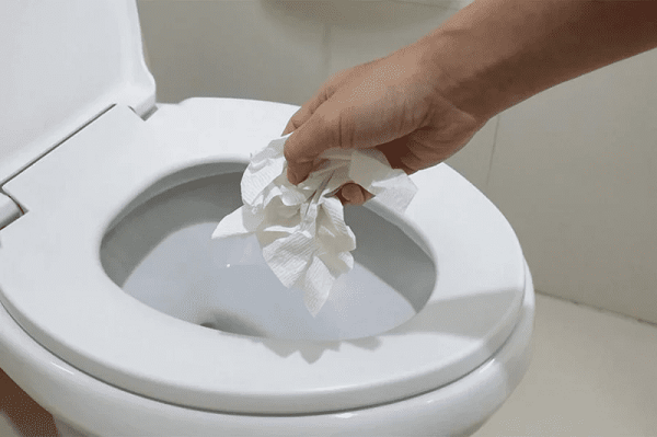 giấy vệ sinh khiến hầm cầu nhanh đầy
