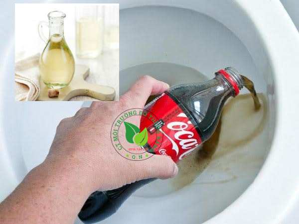 thông bồn cầu bằng coca và giấm